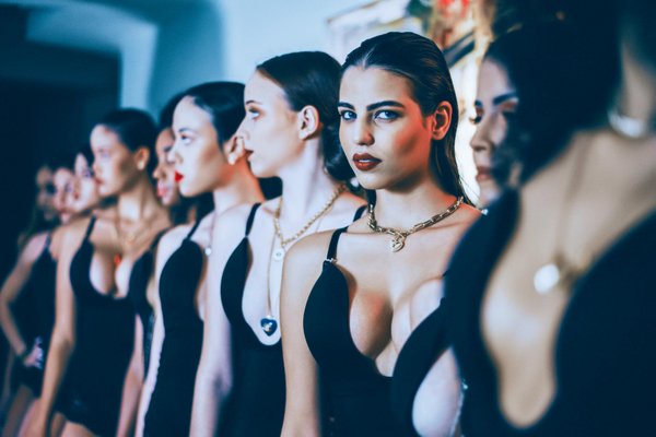 Comment les Tendances de la Mode Féminine Influencent-elles Votre Perception de la Beauté ?